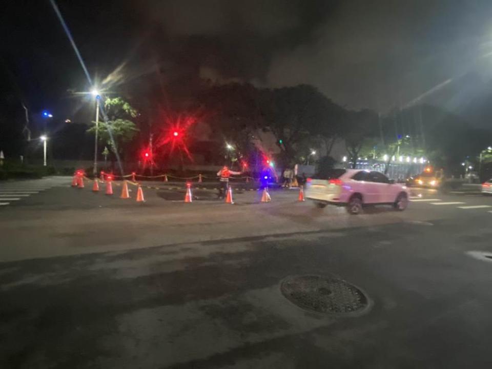 高雄凱旋夜市前道路出現大天坑，高雄市副市長林欽榮深夜勘查飆罵工務局長「做不好就殺你的頭！」   圖：高市工務局提供