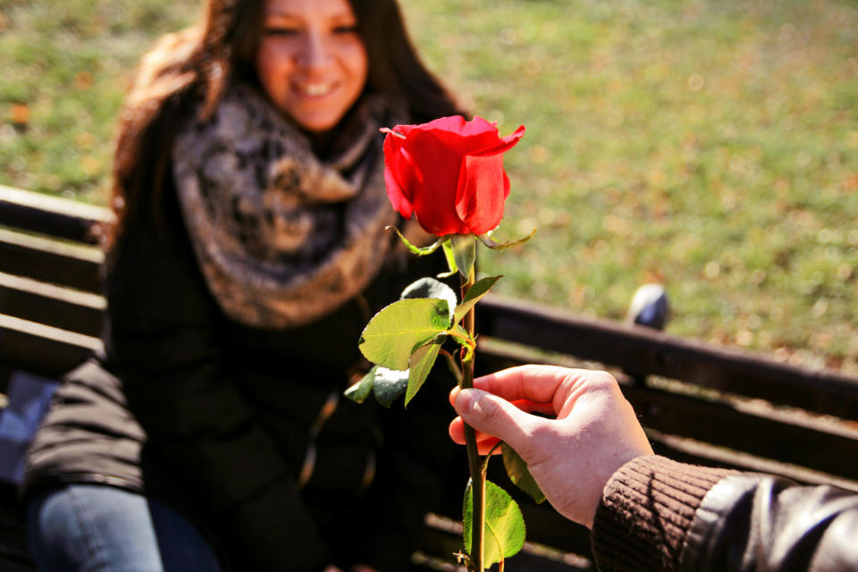 Wenn ihr einen Rosenverkäufer seht, ignoriert ihn einfach und lasst euch nicht drauf ein. (Symbolbild) - Copyright: ZoranMilisavljevic83 / getty images