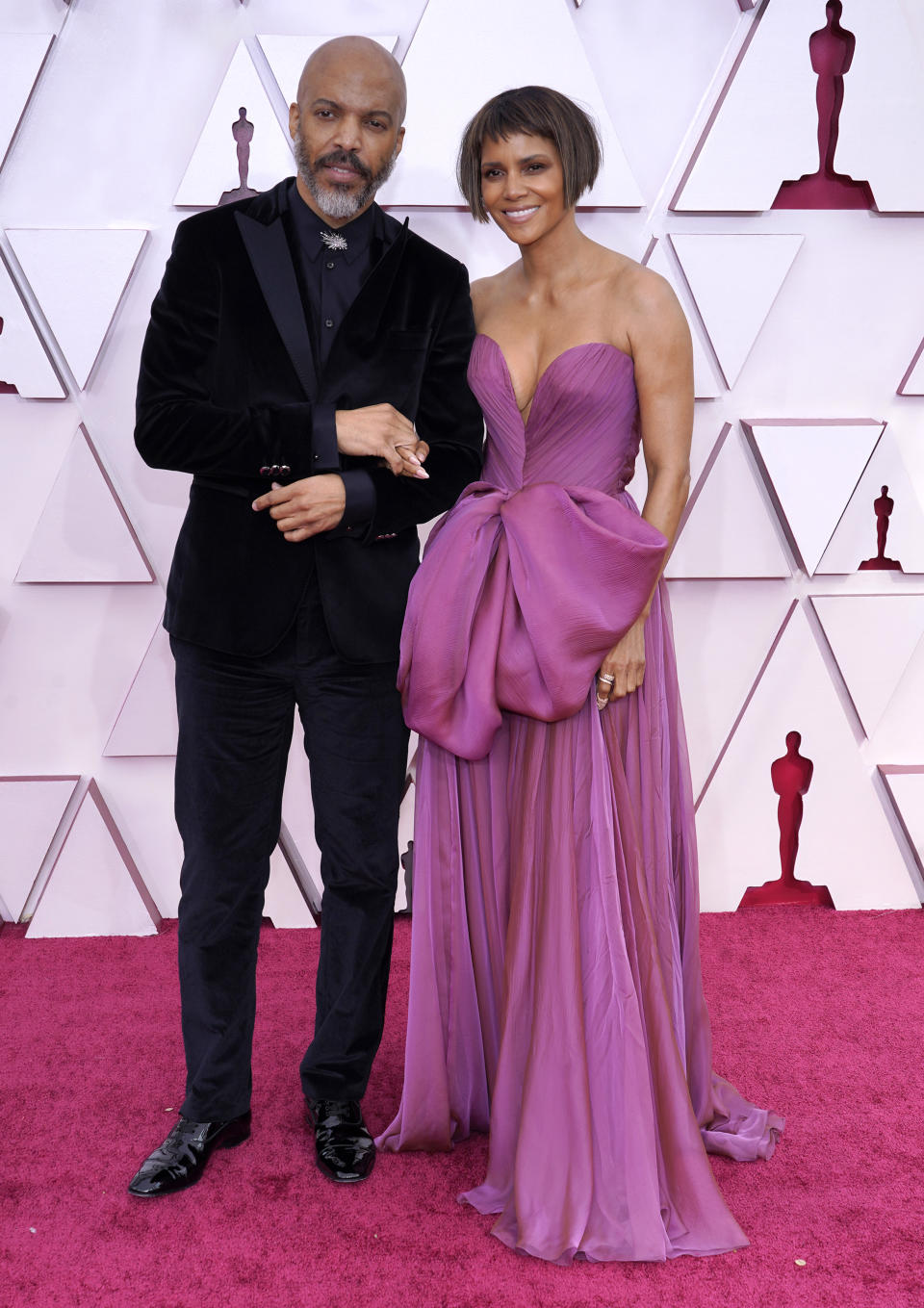 Van Hunt and Halle Berry on the red carpet at the 93rd Annual Academy Awards at Union Station on April 25, 2021 in Los Angeles, California