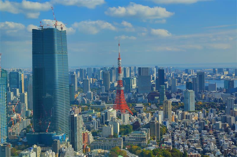 旅日達人林氏璧大推六本木之丘森大樓城市觀景展望台，可看到新舊兩座東京鐵塔。（圖／日本自助旅遊中毒者 提供）