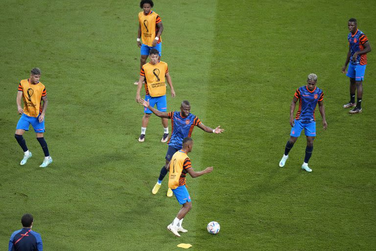 El equipo ecuatoriano entra en calor antes del partido ante Senegal