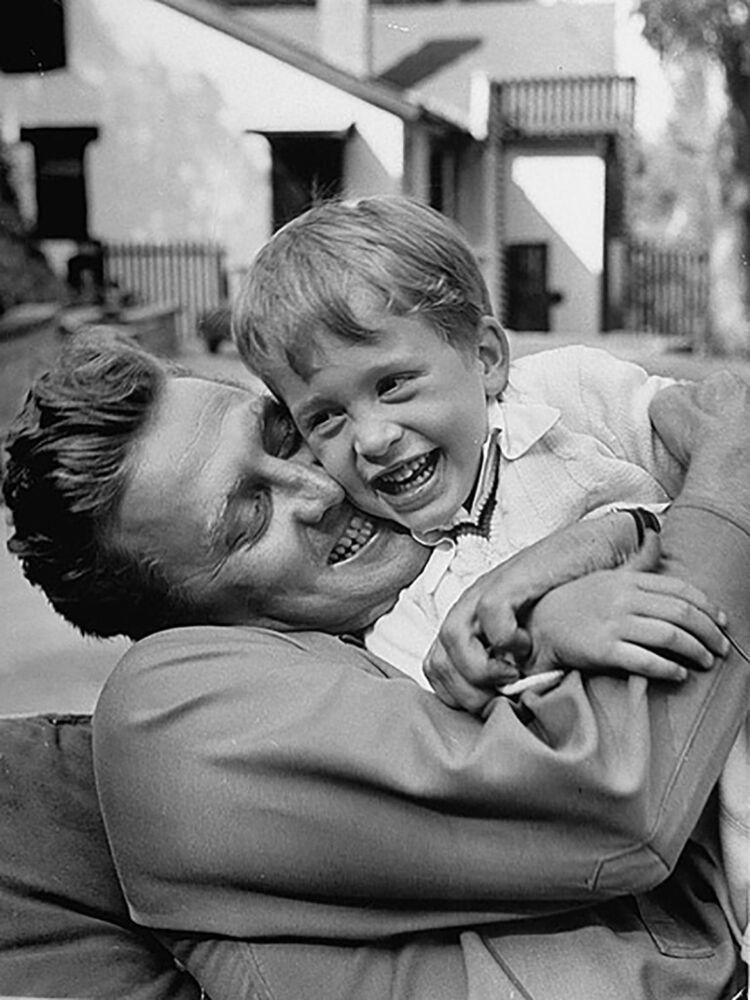 Kirk Douglas (L) and Michael Douglas | Lisa Larsen//Time Life Pictures/Getty