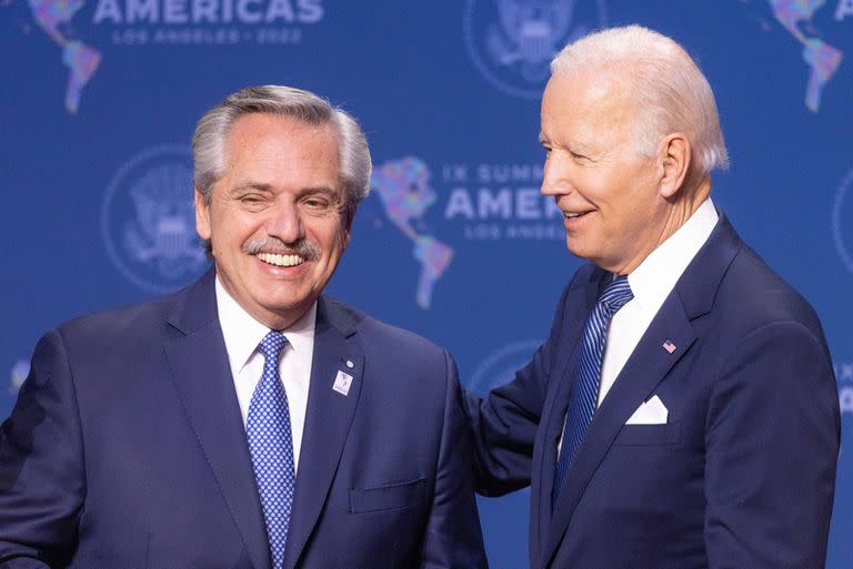 Alberto Fernández le mostró a Joe Biden una foto de su hijo Francisco.