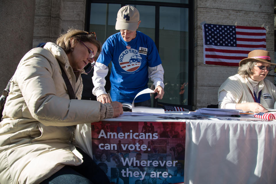 <p>Activists collect signatures in Rome, Italy on Jan. 20, 2018, for participation in the midterm elections at the end of 2018. (Photo: Matteo Nardone/Pacific Press via ZUMA Wire) </p>