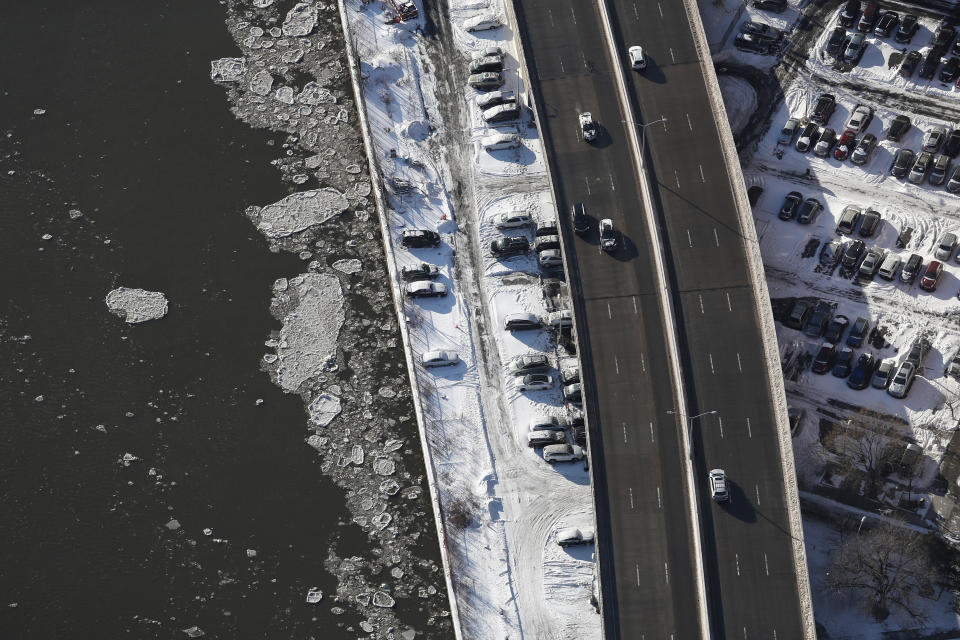 Ice floats on the Harlem River next to the Harlem River Drive on January 5, 2018 in New York City.&nbsp;