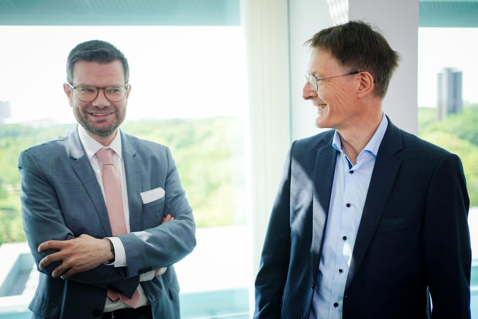 Bundesgesundheitsminister Karl Lauterbach (rechts, SPD), und Bundesjustizminister Marco Buschmann (FDP) haben sich auf neue Corona-Regeln geeinigt. - Copyright: picture alliance/Kay Nietfeld