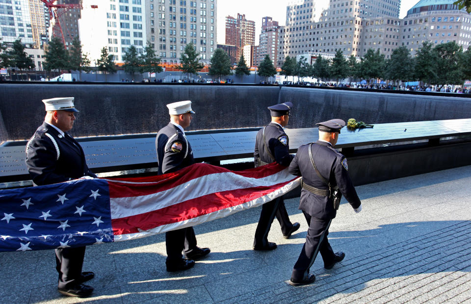 Una guardia de honor conduce la bandera de EEUU, cerca a la Pisicina Sur, durante las celebraciones del 11 de septiembre, cuando se cumplen 11 años del ataque. Craig Ruttle-Pool/Getty Images