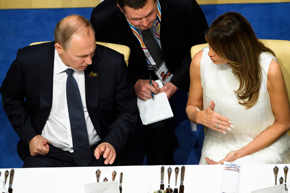 Para muchos, la conversación que Melania Trump y Vladimir Putin sostuvieron (en una cena de Estado en el marco de la cumbre del G20 el 7 de julio de 2017 en Hamburgo, Alemania, supone una evidencia de que la ex primera dama estadounidense es, o podría ser, una espía rusa, aunque no existan pruebas que lo demuestren. (Foto: Getty Images)