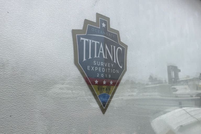 El logo de OceanGate Expeditions 2019 Titanic, visto en la puerta de un almacén en Everett, Washington, el 20 de junio de 2023. 