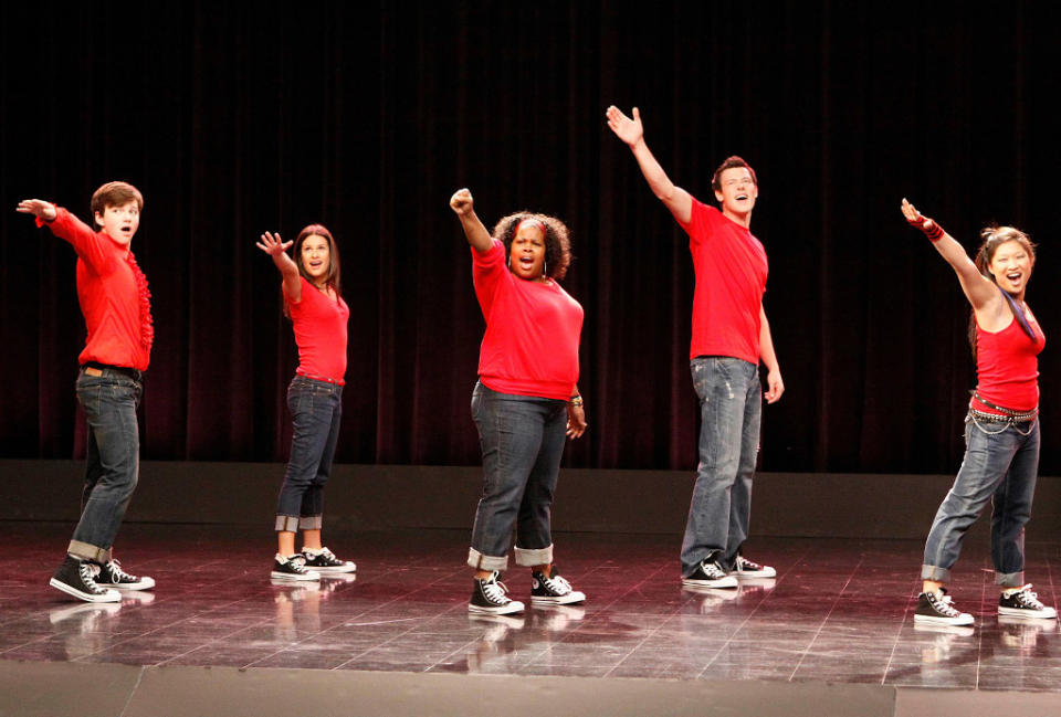 <p>„2009“ wurde unmittelbar vor dem Serienfinale von Glee ausgestrahlt. Die Folge wirft einen Blick zurück auf die Freshman-Staffel der Serie und erzählt die Schlüsselmomente der Pilotfolge aus einer anderen Perspektive. Der Höhepunkt ist eine Wiederholung der atemberaubenden New Directions-Performance von „Don’t Stop Believin’“, das sowohl an all die glorreichen Glee-Jahre erinnern soll als auch eine Hommage an den zu früh verstorbenen Finn Hudson (Cory Monteith) ist. — EA<br>(Bild: Fox/Getty Images) </p>