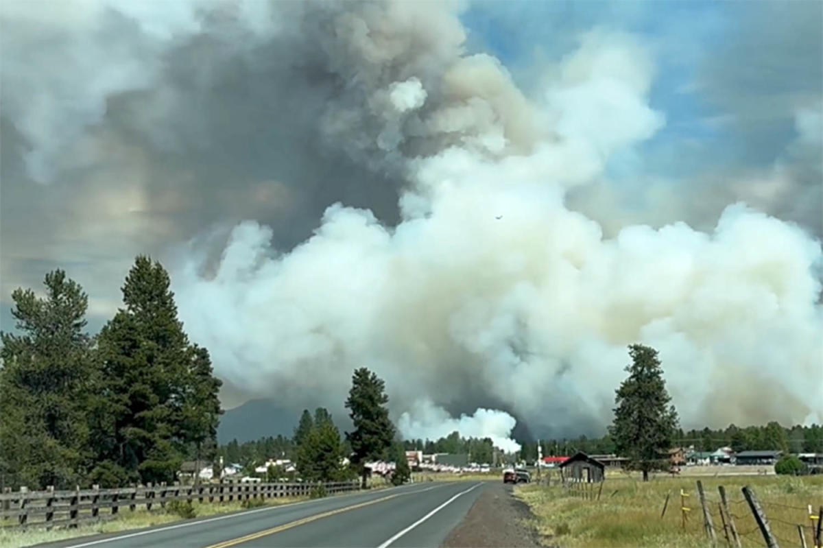 Growing wildfires in central Oregon are covering 1,700 acres, prompting evacuations