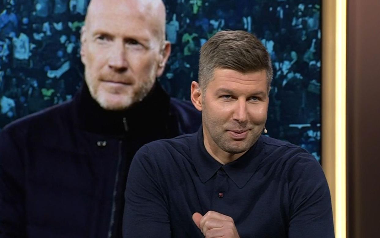 Ein verschmitztes Lächeln: Mehr war Thomas Hitzlsperger im ARD-Studio zu seinen eigenen DFB-Ambitionen nicht zu entlocken. (Bild: ARD)