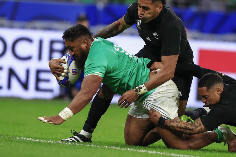 Bundee Aki anota un try tras una gran jugada individual; Irlanda quedó una vez más a las puertas de las semifinales, en diez mundiales.