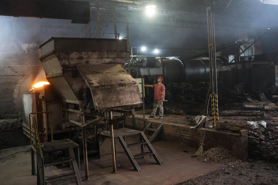 Un trabajador maneja un horno para secar la yerba mate en la Cooperativa Andresito, en Andresito, en Misiones, Argentina, el jueves 18 de abril de 2024. Durante décadas, el gobierno argentino ha apoyado la industria con controles de precios y subsidios, pero para resolver la crisis financiera de Argentina, el presidente Javier Milei busca eliminar las regulaciones que afectan a distintos mercados, incluido el de la yerba mate. (AP Foto/Rodrigo Abd)