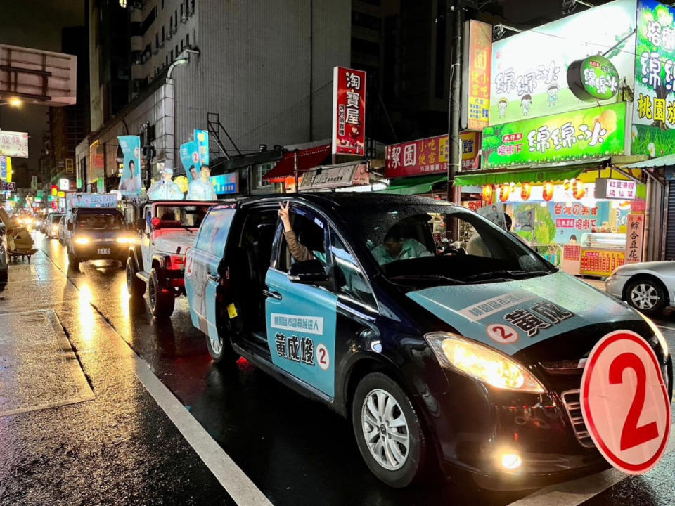 黃成峻車掃團隊，在雨中穿梭桃園大街小巷。（圖／黃成峻競選辦公室提供）