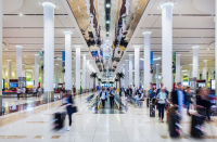 <p>Der Dubai International Airport kann einen kontinuierlichen Passagieranstieg verbuchen – von 47 Millionen im Jahr 2010 bis zu über 83 Millionen 2016. Paul Griffiths, CEO von Dubai Airports, erklärt, dass „Dubai International mit vorraussichtlich 89 Millionen Passagieren im Jahr 2017 auf die Führung zu Atlanta und Peking aufschließt.“ DXB hieß im April 2017 mehr als 7,6 Millionen Gäste willkommen – im Vergleich zum April 2016 ein Plus von 9,2 Prozent. (Dubai Airports/Instagram) </p>
