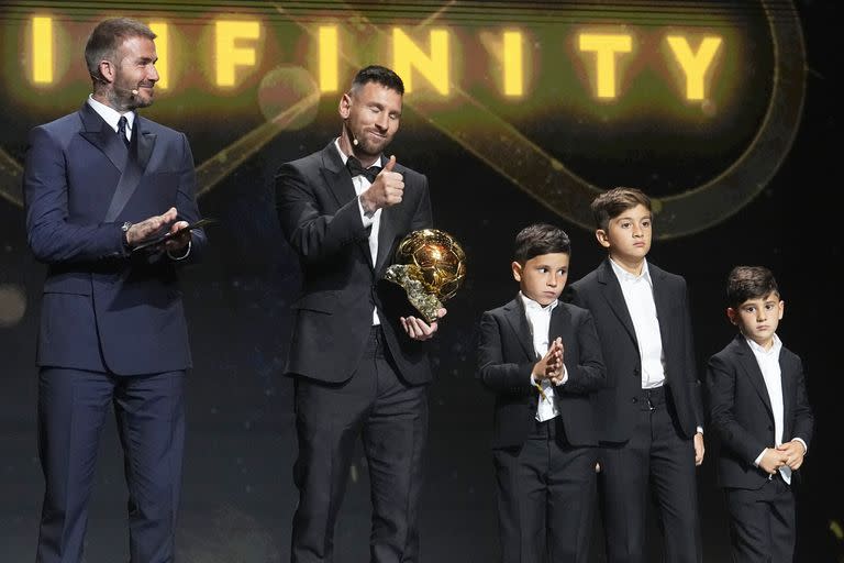 Lionel Messi, con el Balón de Oro en sus manos, posa junto a sus hijos Thiago, Mateo y Ciro, y David Beckham 