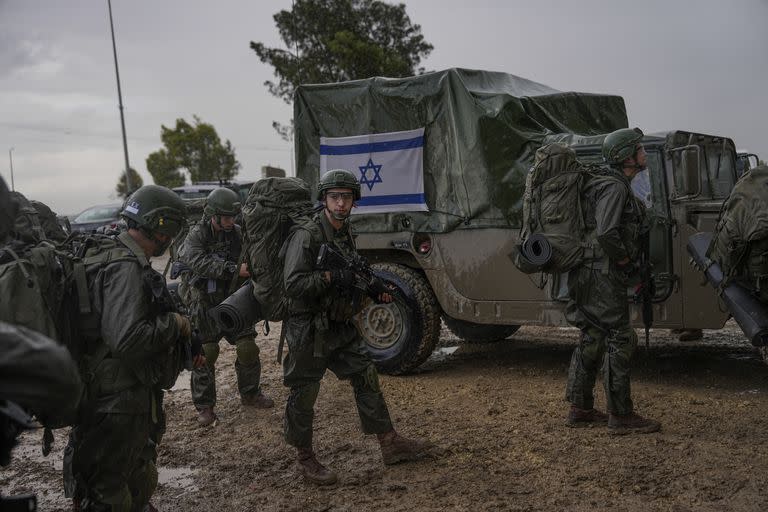 Soldados israelíes se aprestan a entrar a la Franja de Gaza en una concentración de efectivos cerca de la frontera Israel-Gaza en el sur de Israel, miércoles 13 de diciembre de 2023. (AP Foto/Ohad Zwigenberg)