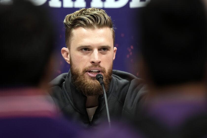 ARCHIVO - Foto del lunes 5 de febrero del 2024, el pateador de los Chiefs de Kansas City Harrison Butker habla en conferencia de prensa en la noche inaugural antes del Super Bowl 58. (AP Foto/Charlie Riedel, Archivo)