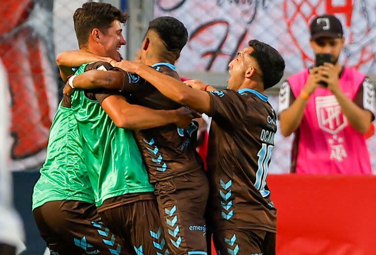 El festejo de los jugadores de Platense; el Calamar venció a Huracán por penales en San Juan y se clasificó para las semifinales de la Copa de la Liga Profesional.