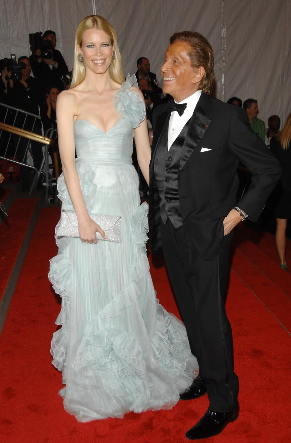 <p>Bevor Promis die Titelseite der „Vogue“ eroberten, waren Models die wahren Stars der Met Gala. 2008 bezauberte Claudia Schiffer an der Seite von Valentino in dessen Kreation die Anwesenden. (Bild: AP Photo) </p>