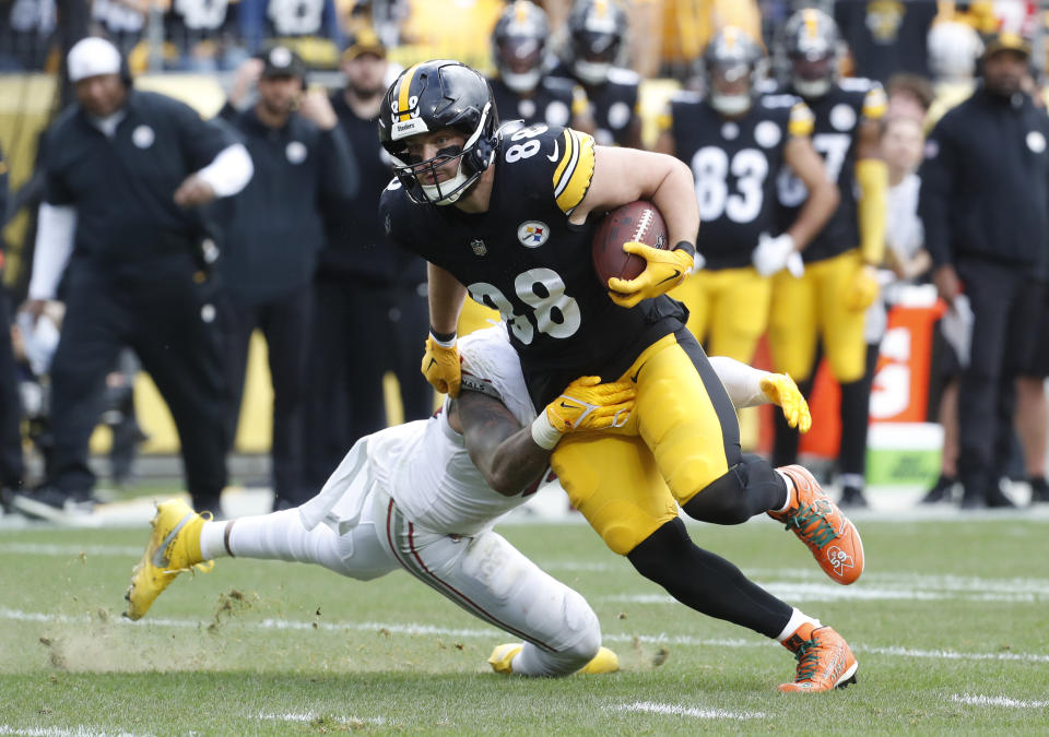 Dec 3, 2023; Pittsburgh, Pennsylvania, USA; Pittsburgh Steelers tight end Pat Freiermuth (88) runs after a catch against the <a class="link " href="https://sports.yahoo.com/nfl/teams/arizona/" data-i13n="sec:content-canvas;subsec:anchor_text;elm:context_link" data-ylk="slk:Arizona Cardinals;sec:content-canvas;subsec:anchor_text;elm:context_link;itc:0">Arizona Cardinals</a> during the second quarter at Acrisure Stadium. Mandatory Credit: Charles LeClaire-USA TODAY Sports