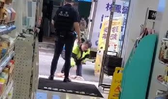 員警以警棍抽打「超商浩克」12下致頭部受傷流血，被依執法過當處分。   圖：翻攝自記者爆料網