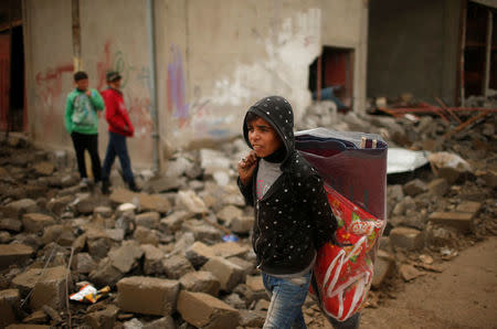 Displaced Iraqis flee their homes as Iraqi forces battle with Islamic State militants, in western Mosul, Iraq March 18, 2017. REUTERS/Suhaib Salem