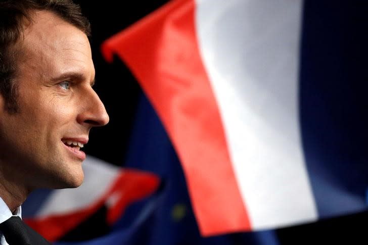 Emmanuel Macron a salué jeudi la décision, pas encore officialisée par l'intéressé, du ministre de la Défense, Jean-Yves Le Drian, de se rallier à sa candidature un mois jour pour jour avant le premier tour de la présidentielle. Selon le quotidien Ouest France, qui a rencontré le ministre socialiste jeudi, ce poids lourd du gouvernement, proche de François Hollande, devait annoncer sa décision dans la journée à ses vice-présidents au conseil régional de Bretagne. /Photo prise le 17 mars 2017/REUTERS/Pascal Rossignol