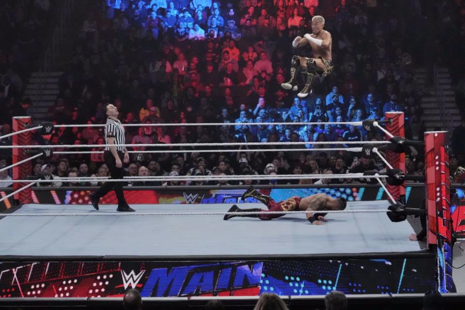 WWE選手使出飛空技。（美聯社資料照）