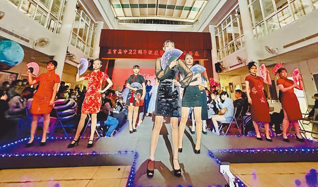 五育高中8日舉行22周年校慶，推出美容科時尚秀成果展。（廖志晃攝）