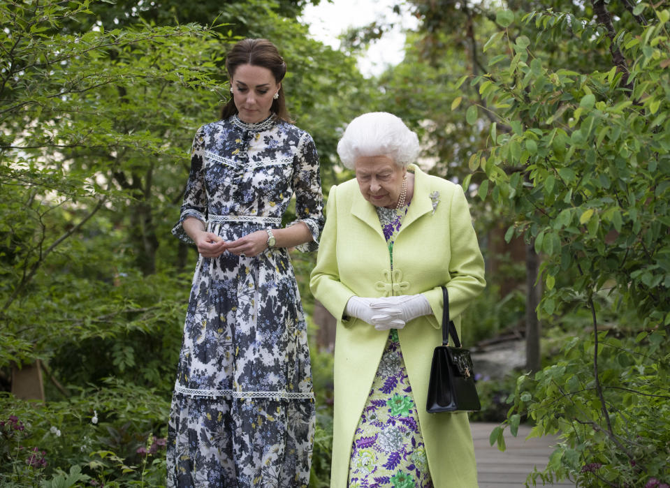 LONDON, ENGLAND - MAY 20: Queen Elizabeth II and Catherine, Duchess of Cambridge at the RHS Chelsea Flower Show 2019 press day at Chelsea Flower Show on May 20, 2019 in London, England. (Photo by Geoff Pugh - WPA Pool/Getty Images)