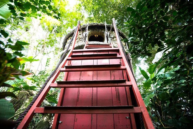 This treehouse was designed by famous artist Dao Anh Khanh originally as a piece of sculpture. It has since been turned into a treehouse studio in the middle of an lush garden with other pieces of Khanh's work.&nbsp;<a href="https://www.tripadvisor.com/VacationRentalReview-g293924-d7678868-Cosy_Tree_House_B_B_w_Aircon_15_fr_Hanoi_Centre-Hanoi.html" target="_blank">Check it out</a>.&nbsp;