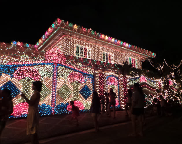 In der philippinischen Metropole Mandaluyong bekommen einige Häuser zu Weihnachten verschiedene Themen zugeordnet. Dieses hier trägt den passenden Titel „House of Lights“, das Haus der Lichter. (Bild: ddp Images)