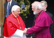 El papa Benedicto XVI estrecha sus manos con el Arzobispo de Canterbury, Dr Rowan Williams, en las puertas del palacio Lambeth, el 17 de septiembre de 2010, en Londres, Reino Unido. Gareth Fuller - WPA Pool/Getty Images