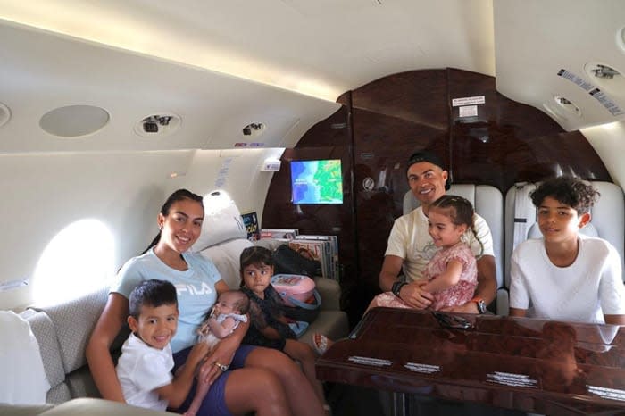 Cristiano y Georgina con sus hijos en el jet privado