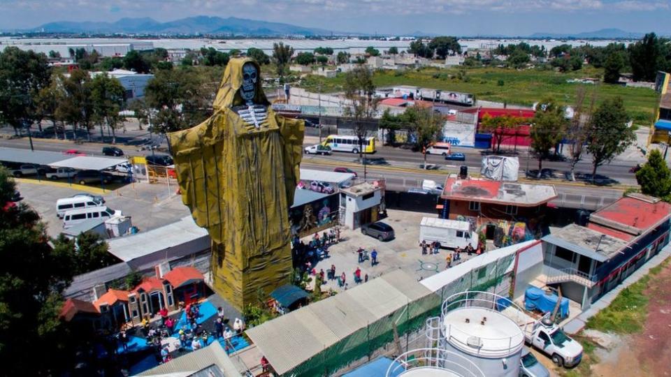 Vista aérea de una figura de la Santa Muerte de 22 metros de altura durante una ceremonia en el Santuario Internacional de la Santa Muerte en México