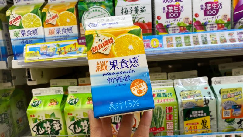 ▲纖果食感果汁400ml買一送一後平均15元，不過含糖量驚人，不宜喝太多。（圖／記者黃韻文攝）