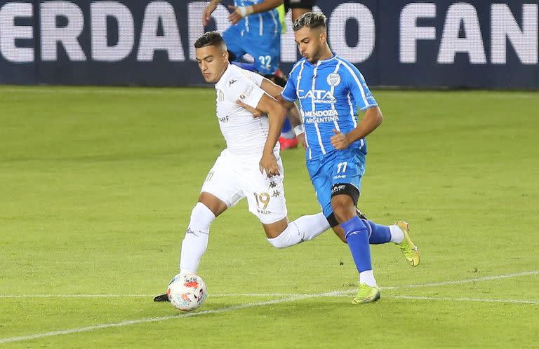 Escena del partido que disputan Racing Club y Godoy Cruz por la Copa Liga Profesional 2021