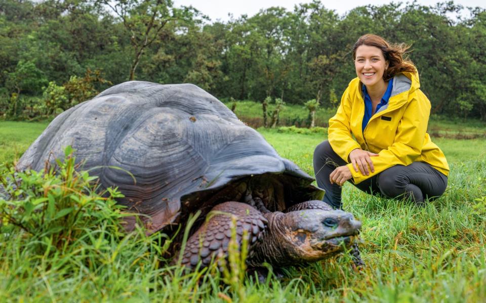 "Naturerfahrungen machen mir deutlich, dass es sich lohnt, die Tierwelt mit ihren Lebensräumen zu erhalten", macht Hannah Emde im Gespräch deutlich, "das ist es, was mich antreibt." (Bild: ZDF/Oliver Roetz)