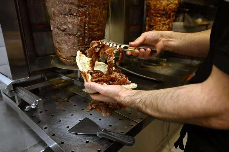 Un cocinero prepara un doner kebab en un restaurante de la ciudad alemana de Dortmund, el 26 de julio de 2024 (Ina FASSBENDER)