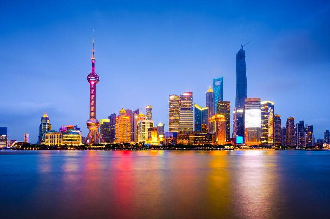 Shanghai, China city skyline on the Huangpu River: Alamy Stock Photo