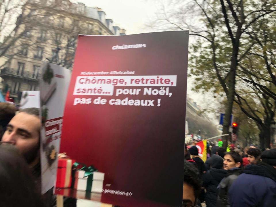 Le mouvement politique de Benoît Hamon, "Génération.s", est présent à la manifestation avec ce message fort : "Chômage, retraite, santé... Pour Noël, pas de cadeaux !".