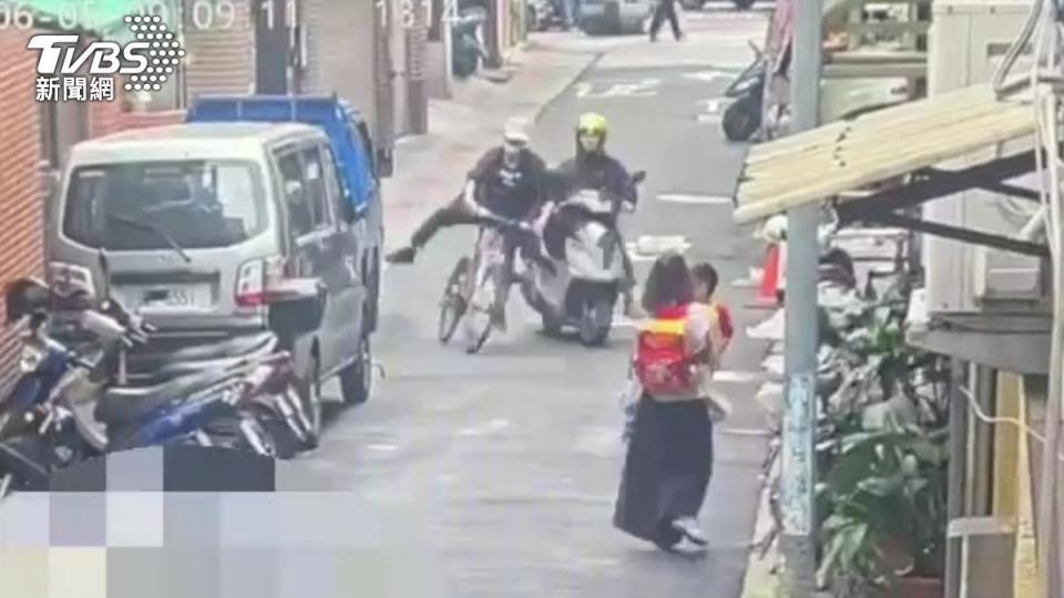 嫌犯騎腳踏車衝撞女警試圖逃逸。（圖／TVBS）