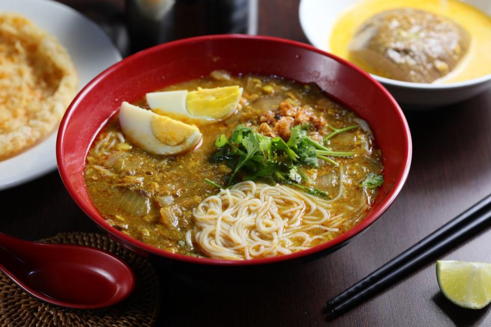 「魚湯麵」（圖中，80元／份）看不到魚肉，但魚鮮味十足，米線軟嫩吸湯；可以搭配硬脆的「炸黃豆餅」（圖左後，20元／份）、有椰子香的「鴨血」（圖右後，20元／份）增添口感變化。