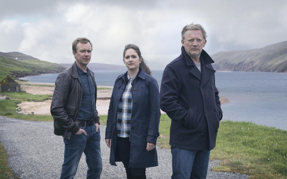 WARNING: Embargoed for publication until 00:01:00 on 28/09/2021 - Programme Name: Shetland S6 - TX: n/a - Episode: n/a (No. n/a) - Picture Shows: *FIRST LOOK* DC Sandy Wilson (STEVEN ROBERTSON), DS Alison &#xe2;&#x80;&#x98;Tosh&#xe2;&#x80;&#x99; McIntosh (ALISON O&#xe2;&#x80;&#x99;DONNELL), DI Jimmy Perez (DOUGLAS HENSHALL) - (C) ITV Studios - Photographer: Mark Mainz