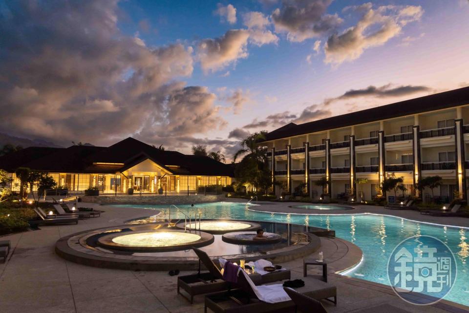 用過晚餐後經過游泳池，發現傍晚的飯店景色在燈光映照下更加迷人。