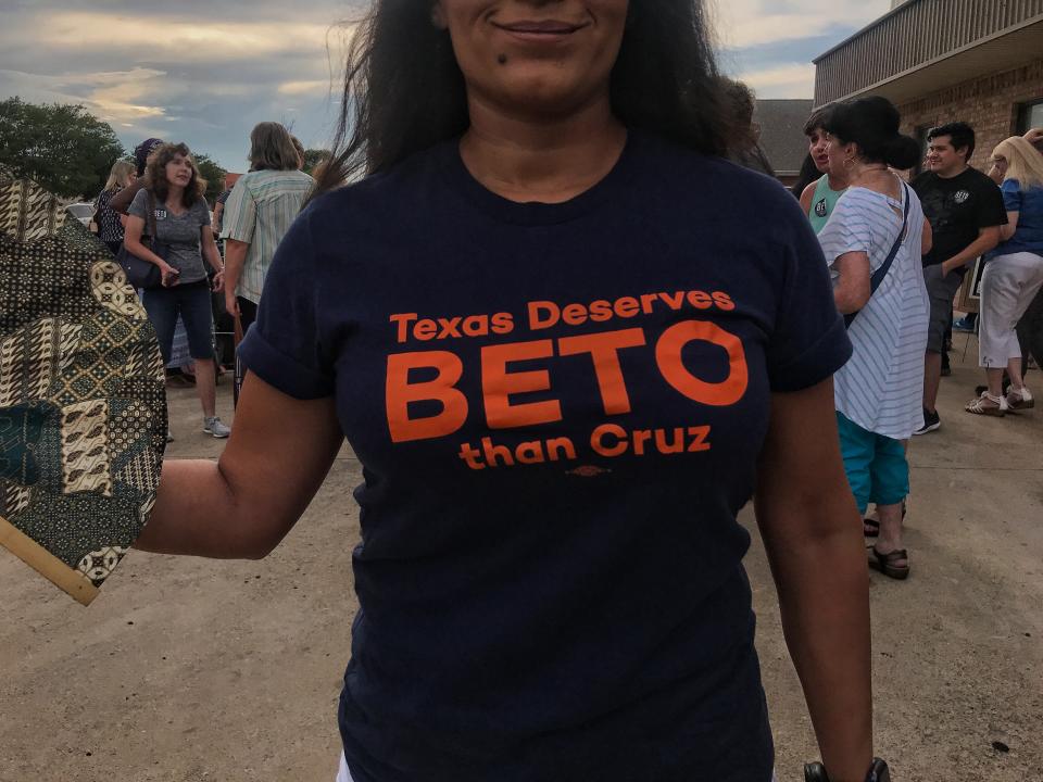 A supporter outside a Beto O’Rourke town hall in Arlington, Texas. (Photo: Holly Bailey/Yahoo News)