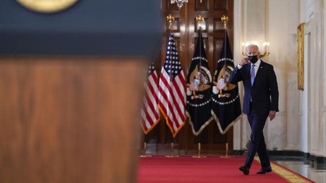 Presiden Amerika Serikat Joe Biden mendekati podium untuk berbicara tentang berakhirnya perang di Afghanistan dari Ruang Makan Negara Gedung Putih, Washington, Amerika Serikat, Selasa (31/8/2021). Amerika Serikat mengakhiri perang hampir 20 tahun. (AP Photo/Evan Vucci)