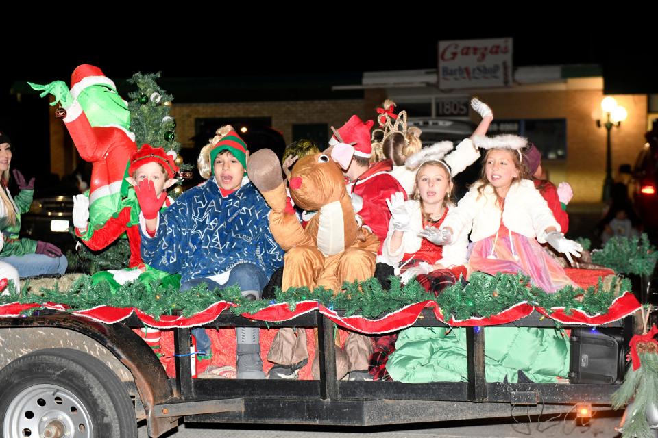 Here comes Santa Claus Thousands celebrate Lubbock's Miracles